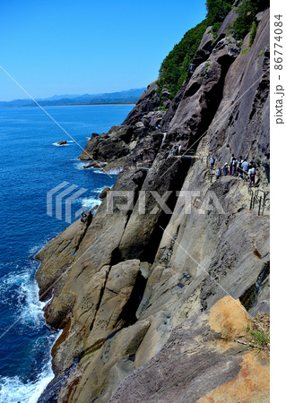 鬼ヶ城・猿戻と呼ばれる巨大な崖に設けられたスリリングな遊歩道・世界遺産・熊野・三重県熊野市(9) 鬼ヶ城・猿戻と呼ばれる巨大な崖に設けられたスリリングな遊歩道・世界遺産・熊野・三重県熊野市(9) 86774084