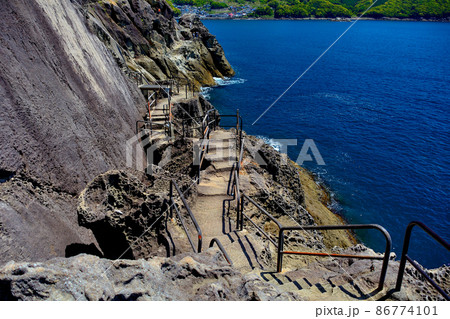 鬼ヶ城・犬戻から、歩いた断崖絶壁の遊歩道を振り返る・世界遺産・熊野・三重県熊野市(3) 86774101