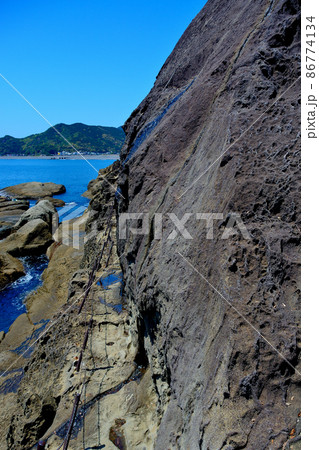 鬼ヶ城・鬼の見張り場の手前の目印、鰐岩の脇を進む遊歩道・世界遺産・熊野・三重県熊野市(2) 86774134