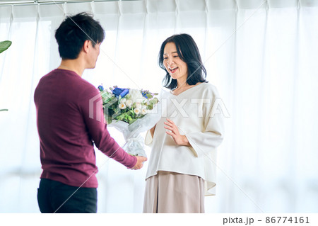 記念日に花束を渡す男性の写真素材