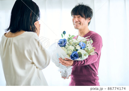 記念日に花束を渡す男性 86774174