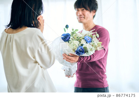 記念日に花束を渡す男性 86774175