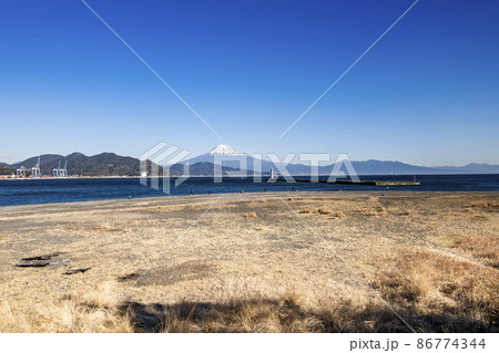 静岡県の三保真崎海岸から駿河湾越しの冬の富士産 静岡県の三保真崎海岸から駿河湾越しの冬の富士産 86774344