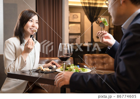 レストランで会話をしながら食事をする男女 レストランで会話をしながら食事をする男女 86774605