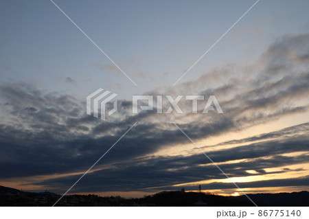 寒い空の夕景 86775140