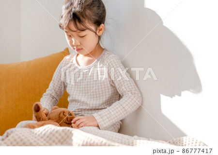 子供 女の子 1人 86777417