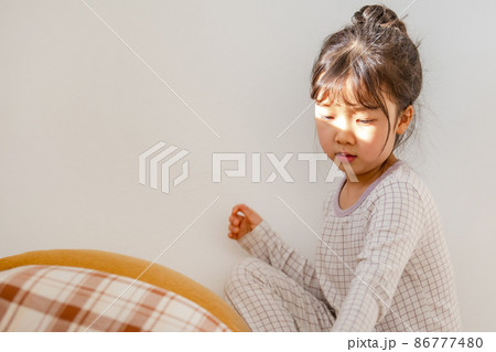 子供 女の子 1人 86777480