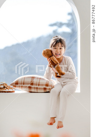 子供 女の子 1人 86777492