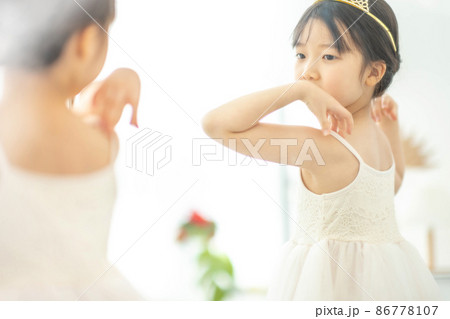 女の子 子供 鏡 86778107