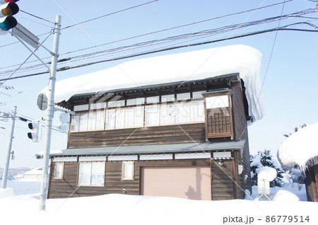 豪雪地帯の民家 86779514
