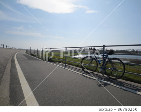 友人とサイクリングの途中に出会った清々しい風景 86780250