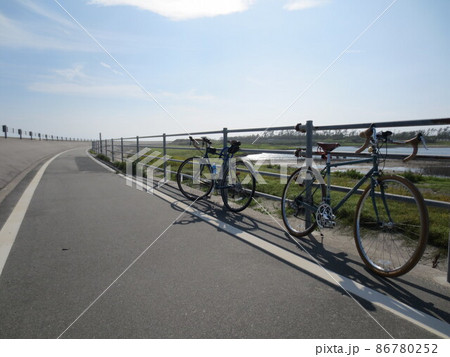 友人とサイクリングの途中に出会った清々しい風景 友人とサイクリングの途中に出会った清々しい風景 86780252