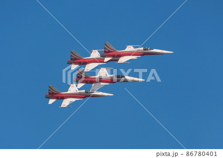 スイス空軍アクロバットチーム「パトロイユ・スイス」密集編隊 86780401
