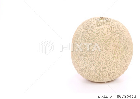 メロン　赤肉　レノンという品種　丸ごと1個　明るい背景 86780453