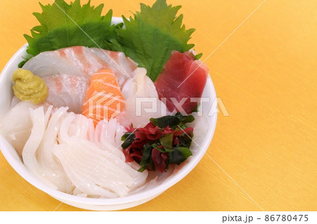 海鮮丼　小さめ　魚介類を乗せた丼物 86780475