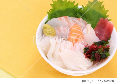 海鮮丼　小さめ　魚介類を乗せた丼物 86780476