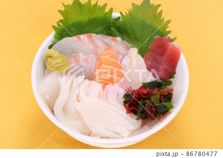 海鮮丼　小さめ　魚介類を乗せた丼物 86780477
