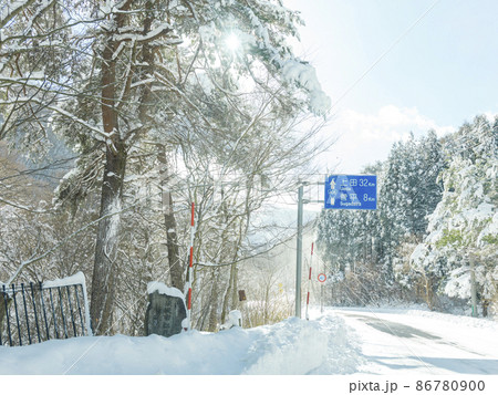 積雪した冬の山道 積雪した冬の山道 86780900