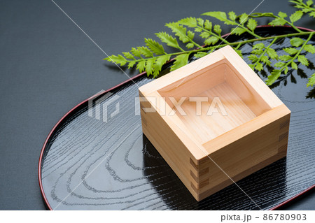 お盆の上にのっている枡酒。枡 86780903