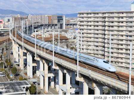 大阪市内を走る山陽新幹線みずほ 86780944