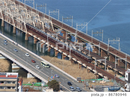 淀川を渡る阪急電車 86780946