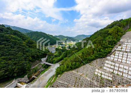 香川県は椛川ダムから下を覗く 86780968