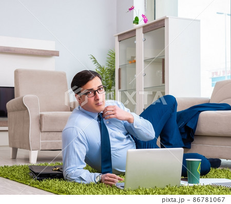 Businessman taking work home and working overtime 86781067