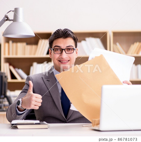 Businessman receiving letter in the office 86781073