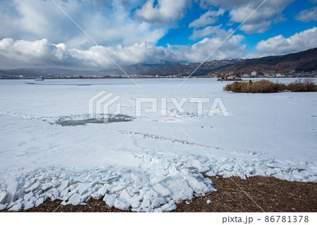 諏訪湖の冬景色【石彫公園より撮影】 諏訪湖の冬景色【石彫公園より撮影】 86781378