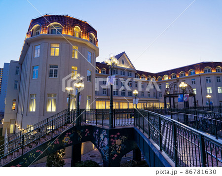 兵庫県宝塚市 夕暮れの宝塚ホテル 86781630