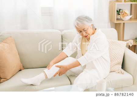 ふくらはぎを痛がる高齢者女性 86782140