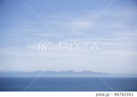 粟島から本州を望む、青空 粟島から本州を望む、青空 86782301