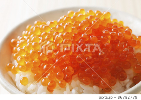 ごはんに乗ったいくらの醤油漬け ごはんに乗ったいくらの醤油漬け 86782779
