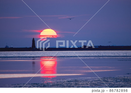 釧路港、紫に染まる夕日 86782898