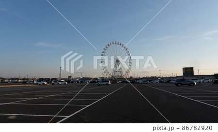 夕景の観覧車と駐車場 86782920