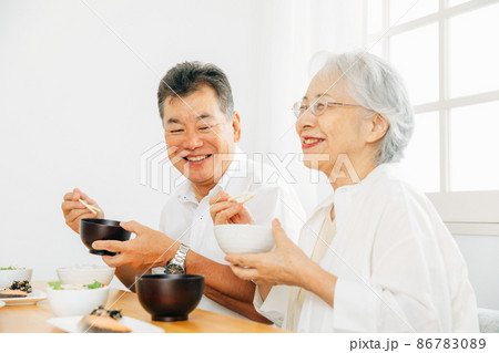 食事する高齢者の男女 食事する高齢者の男女 86783089