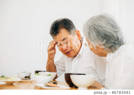 食事中に体調不良になる高齢者(困る) 食事中に体調不良になる高齢者(困る) 86783091