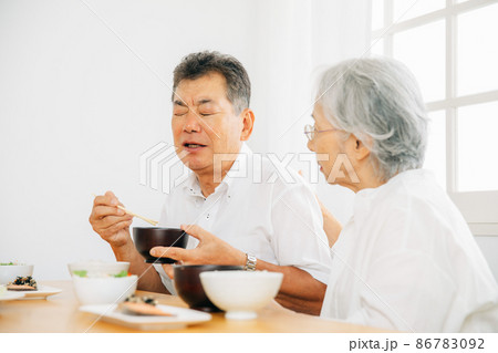 食事中にむせる高齢者男性 86783092