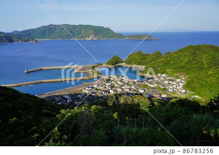 中甑島の帽子山展望所からの上甑町平良の街並み 86783256