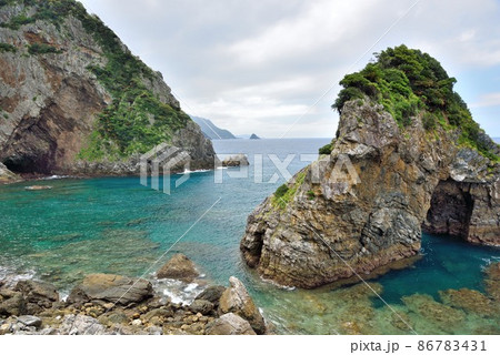 奄美大島　大和村　迫力ある岩々と壮大な徳浜の断崖 86783431