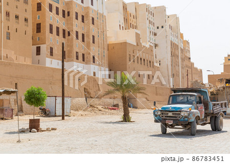 【イエメン】ハドラマウト、世界遺産シバーム・ハドラマウト遺跡の側に停車する古びたピックアップトラック 【イエメン】ハドラマウト、世界遺産シバーム・ハドラマウト遺跡の側に停車する古びたピックアップトラック 86783451