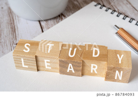 「STUDY」「LEARN」と書かれた積み木、ペン、ノート、コーヒーカップ 86784093