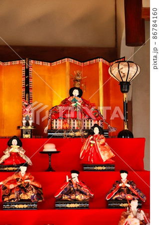 3月3日の桃の節句 ひな祭りの古い雛人形 3月3日の桃の節句 ひな祭りの古い雛人形 86784160