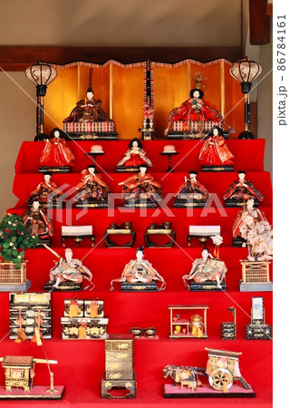 3月3日の桃の節句 ひな祭りの古い雛人形 3月3日の桃の節句 ひな祭りの古い雛人形 86784161