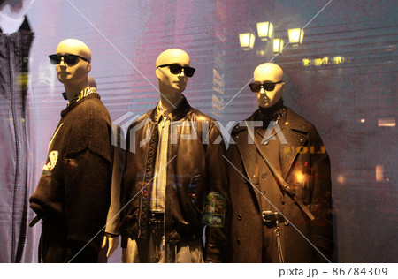 オシャレなファッションブティックのウィンドーディスプレイ・メンズ 86784309