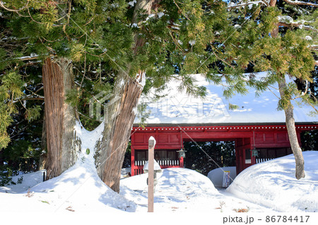 羽黒山随神門と夫婦杉　冬景色　山形県 86784417