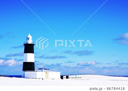 冬の能取岬灯台　北海道 86784418