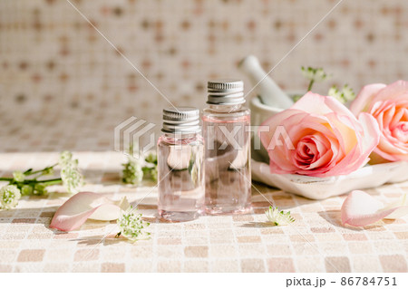 ピンクの化粧品やアロマオイルのイメージ素材 86784751