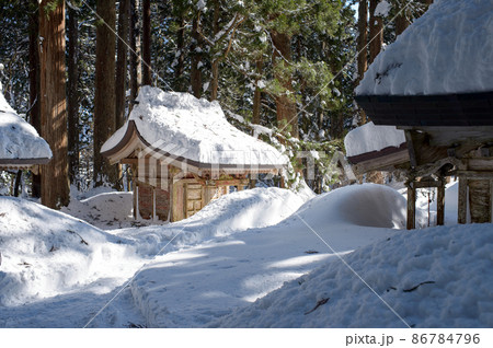雪に埋もれる冬の羽黒山参詣道 山形県 雪に埋もれる冬の羽黒山参詣道 山形県 86784796
