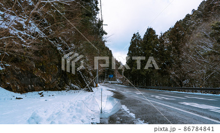 雪が積もった道路 86784841